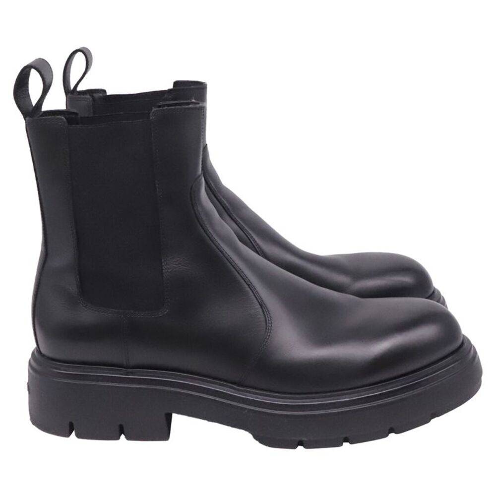 Ferragamo Chelsea Boots in Black Leather